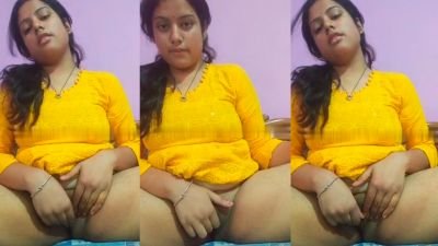 Hot Bhabhi Shows Her Pussy And Fingers In It