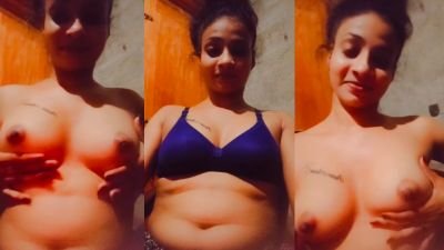 Sexy Bhabhi Shows Her Boobs After Stripping Naked